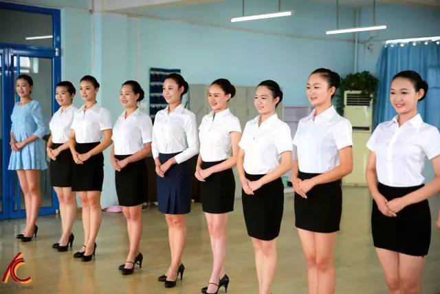 空乘禮儀中標(biāo)準(zhǔn)站姿的關(guān)鍵要素及其在會(huì)議與展覽服務(wù)中的應(yīng)用